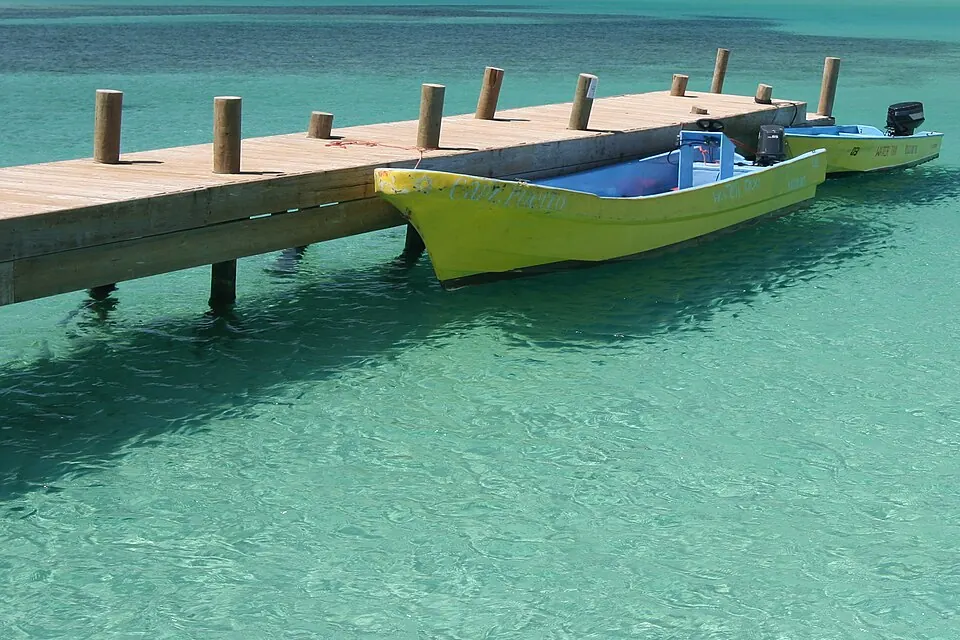 A bay on Roatán for people considering retiring in Honduras