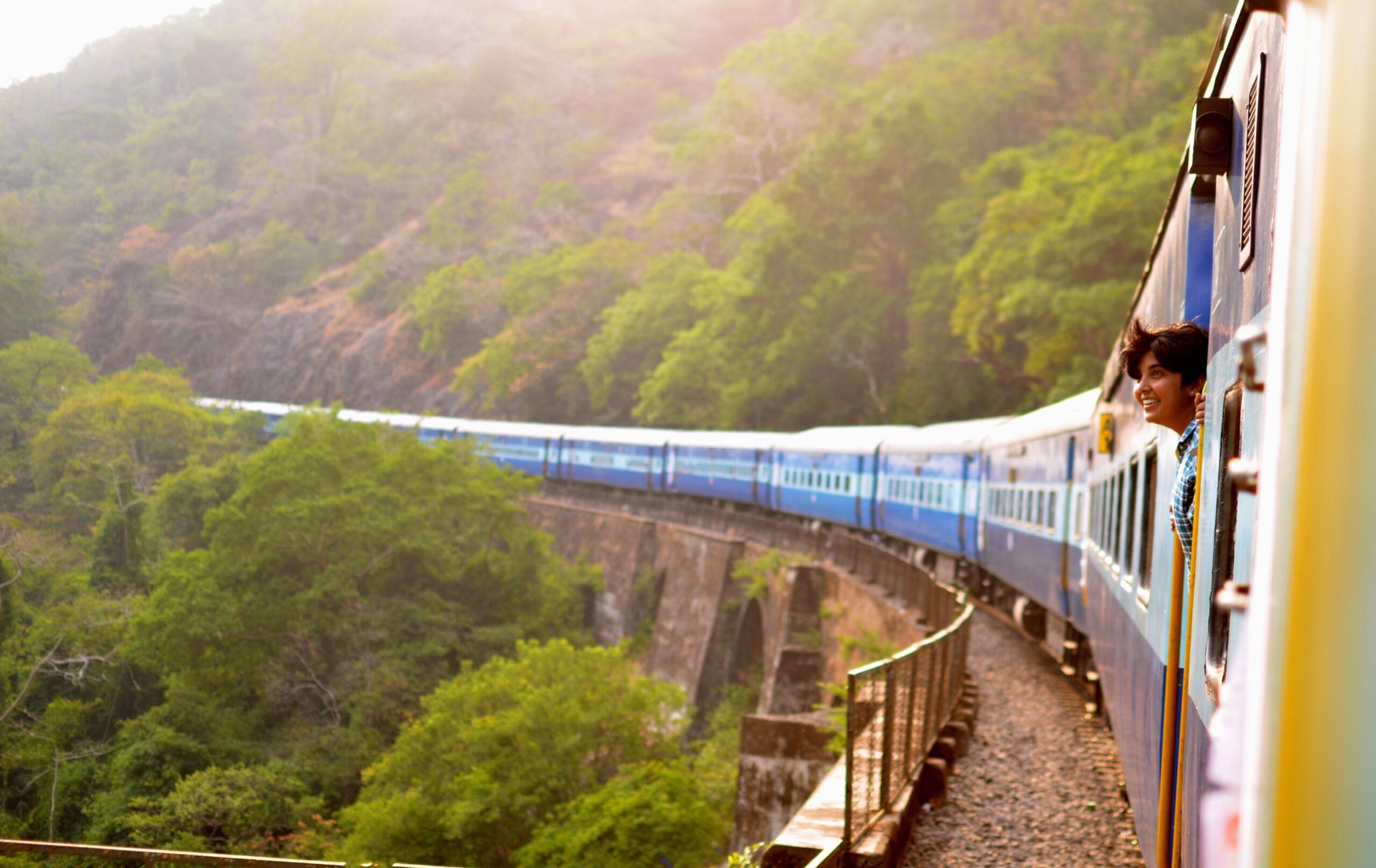 Top 5 Overnight Sleeper Trains to Experience in the U.S. This Autumn