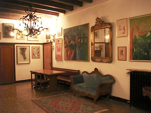 Antica Locanda Montin salon with antique furniture and chandelier